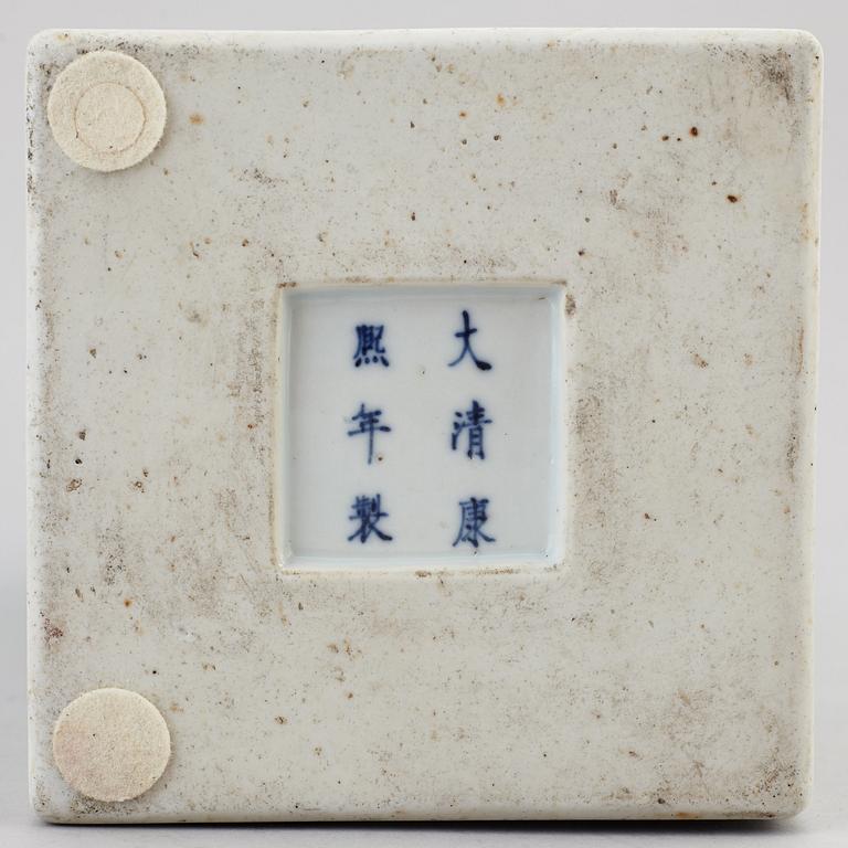 A Chinese famille verte squared vase, 20th century.