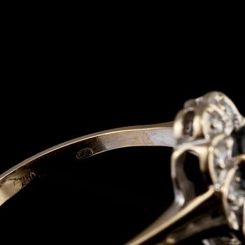 RING, 18k vitguld med 9 briljantslipade diamanter, 0.12 ct samt fasettslipad blå safir, importstämplad. Vikt 3 g.