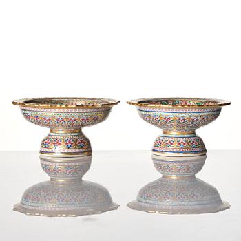 A pair of Bencharong stemcups/altar offering bowls, Qing dynasty, 19th Century.