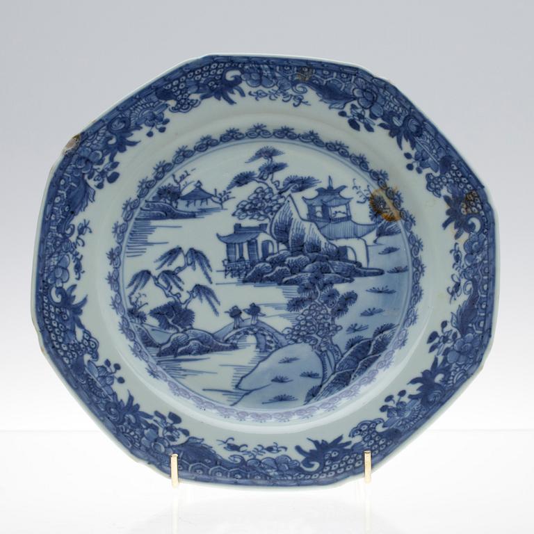 LAUTASIA, 2 st, sekä VATI, posliinia, Kiina 1700-luku.