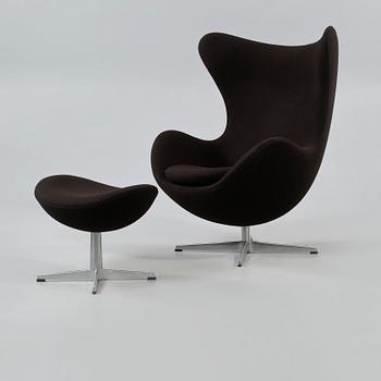 FÅTÖLJ samt FOTPALL, "Ägget", Arne Jacobsen för Fritz Hansen, 2006 respektive 2011.