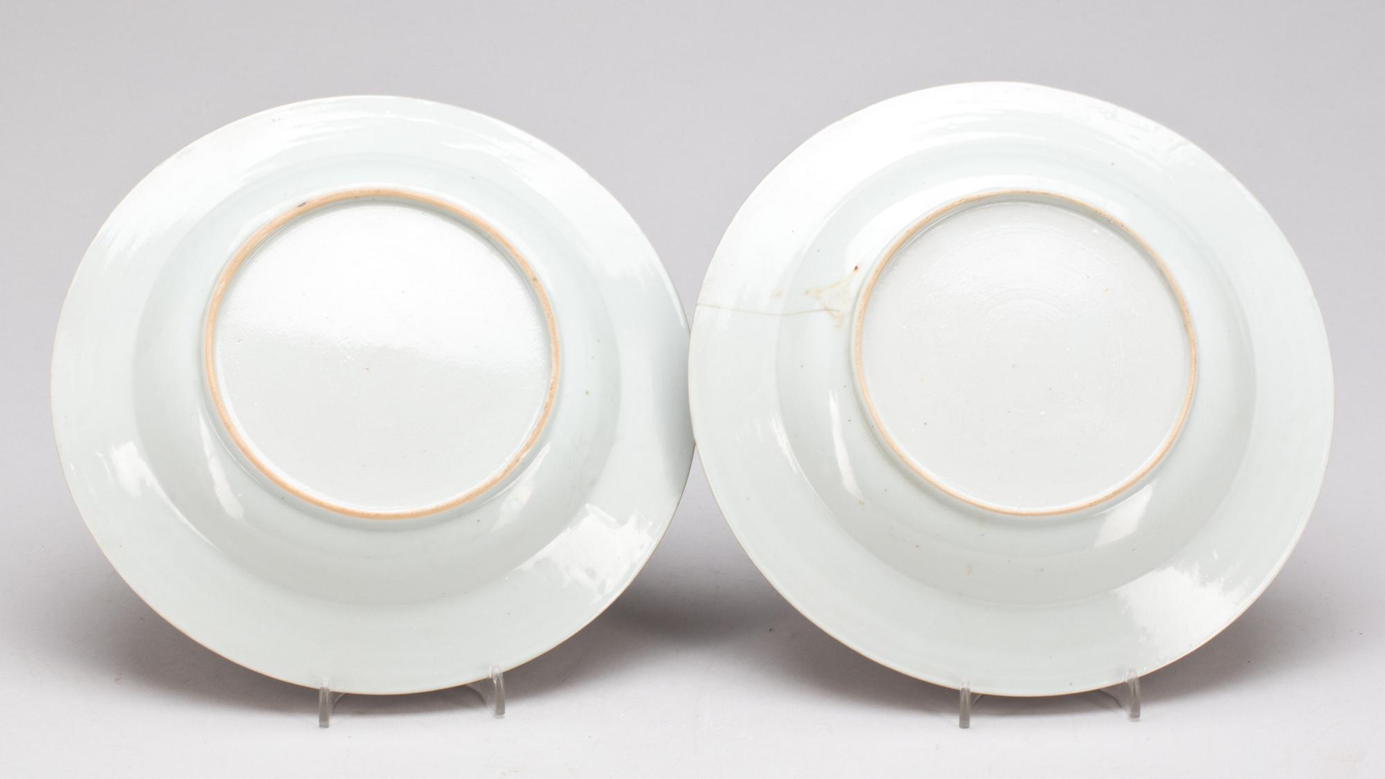 TALLRIKAR, ett par. Porslin, Kina. Qianlong(1736-1795).