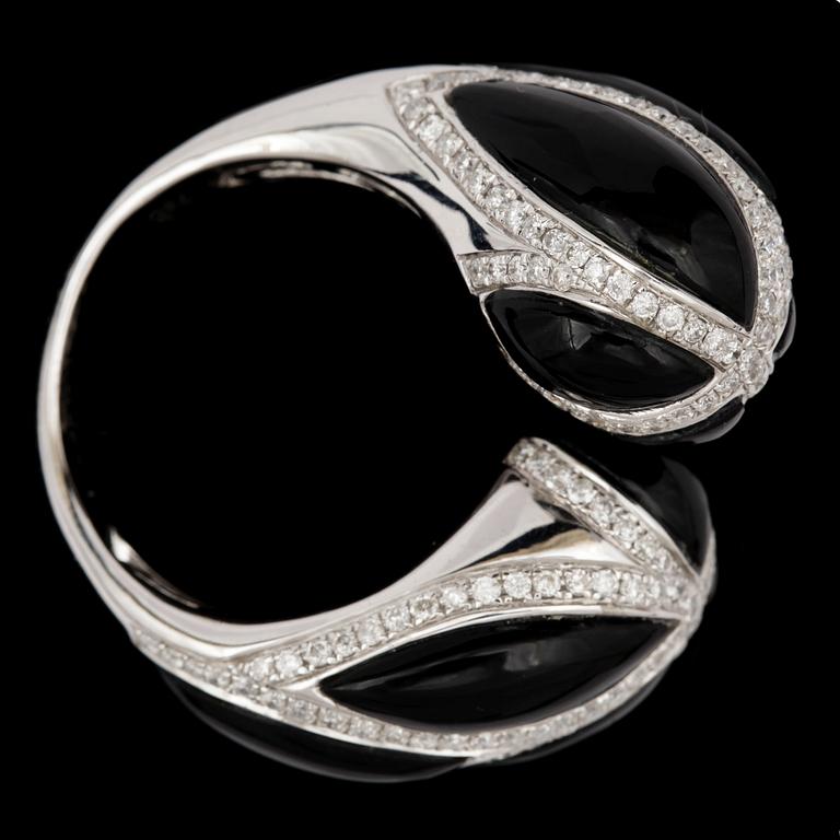 RING, briljantslipade diamanter, 1.05 ct med svart emaljarbete.