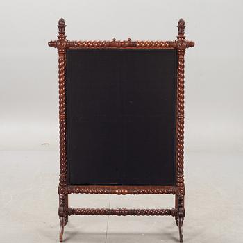 ELDSKÄRM, mahogny med korsstygnsbroderi. 1800-talets slut.