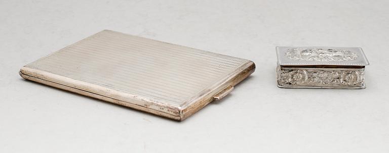 CIGARETTETUI SAMT DOSA, silver. Tot vikt ca 191 g.