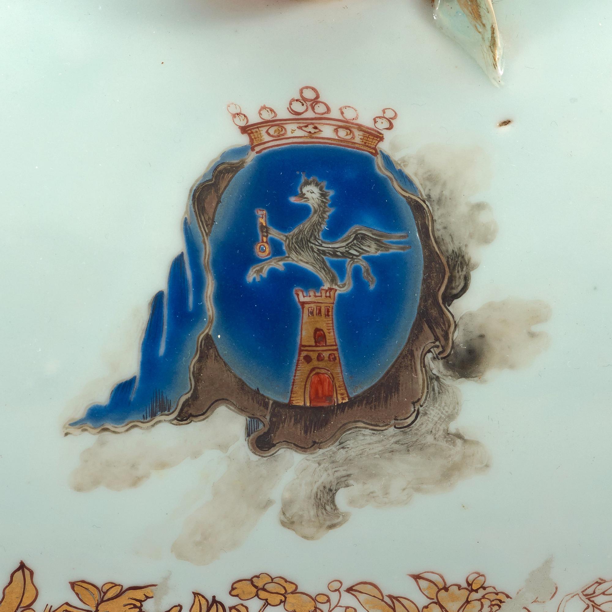 TERRIN med LOCK samt FAT, vapenporslin. Qing dynastin, Qianlong (1736-95).