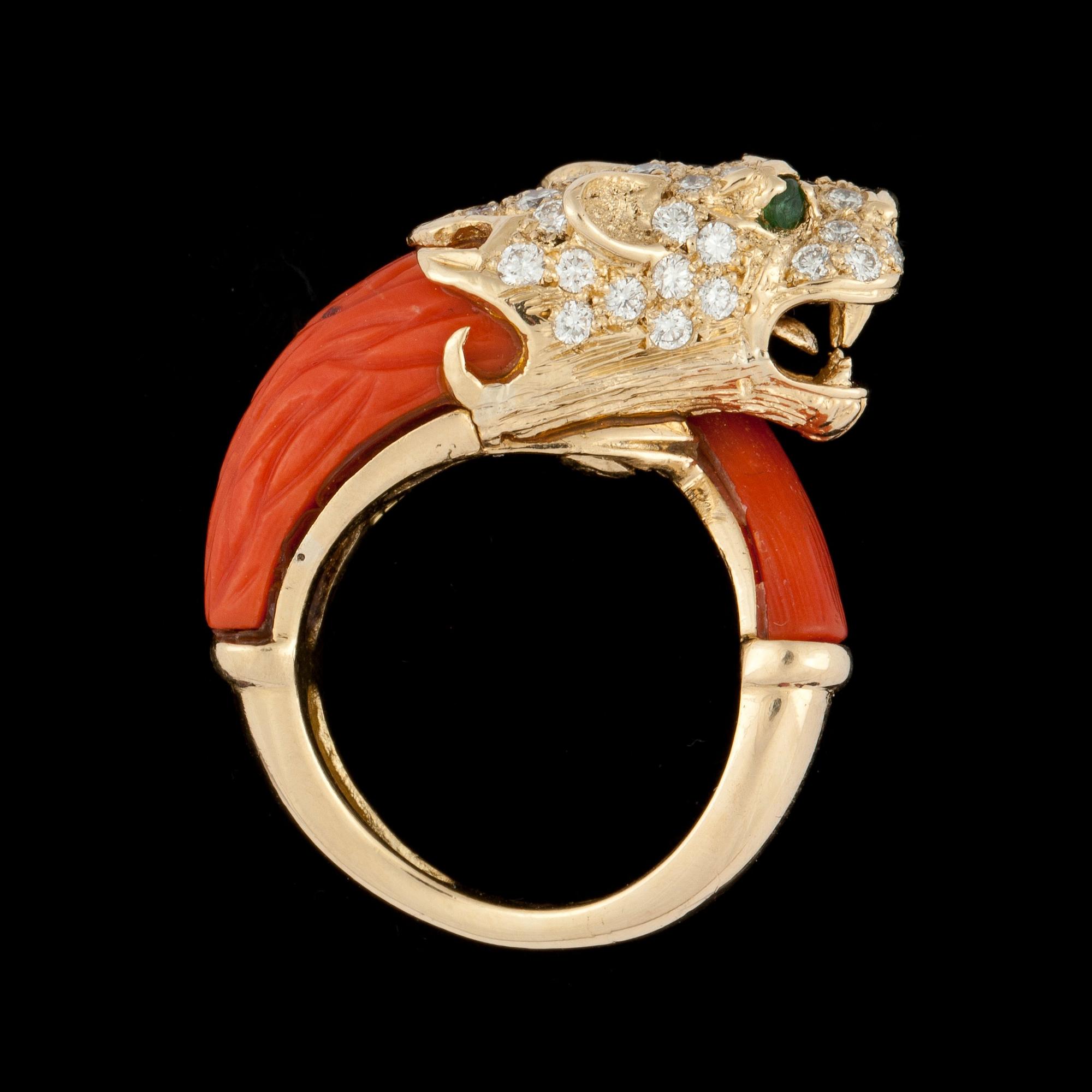 RING, korall med briljantslipade diamanter, tot. 1.38 ct. samt smaragder.
