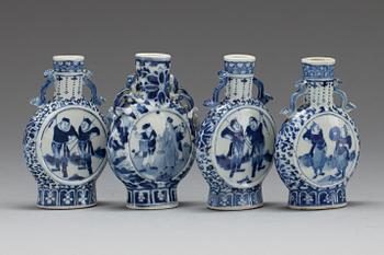 PILGRIMSFLASKOR, 4 st, porslin, Kina, sen Qing-dynasti, 18/1900-tal.