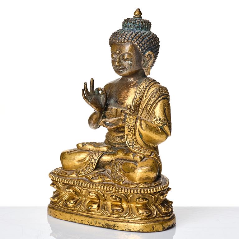 Buddha, delvis förgylld brons. Tibetokinesisk, 1700-tal.