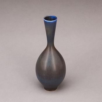 VAS, stengods, signerad Berndt Friberg samt Gustavsbergs studiohand, 1900-talets andra hälft.