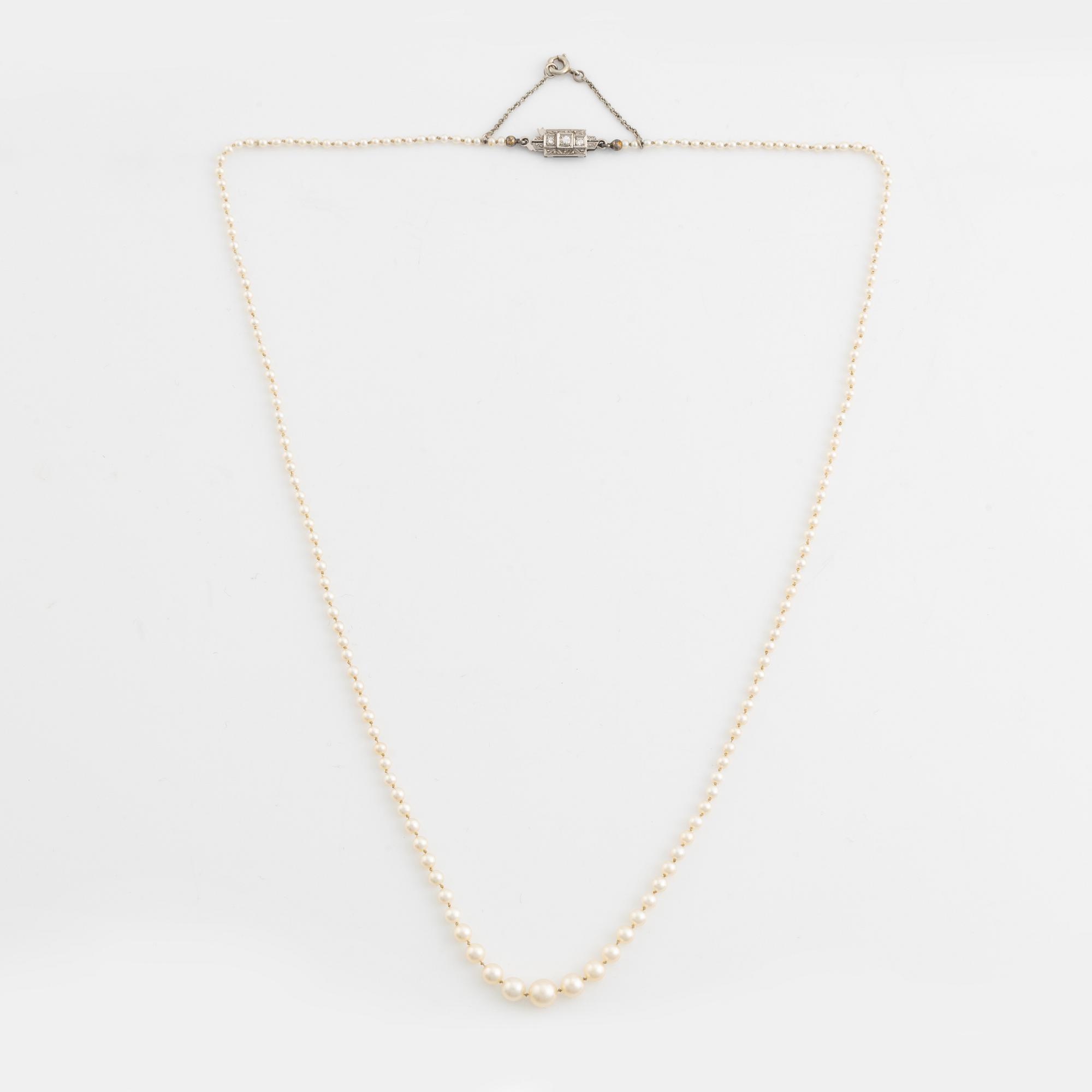 Pärlcollier med lås i vitguld med briljant- och åttkantslipade diamanter.