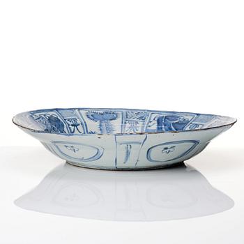 A large blue and white kraak charger, Ming dynasty, Wanli (1572-1620).