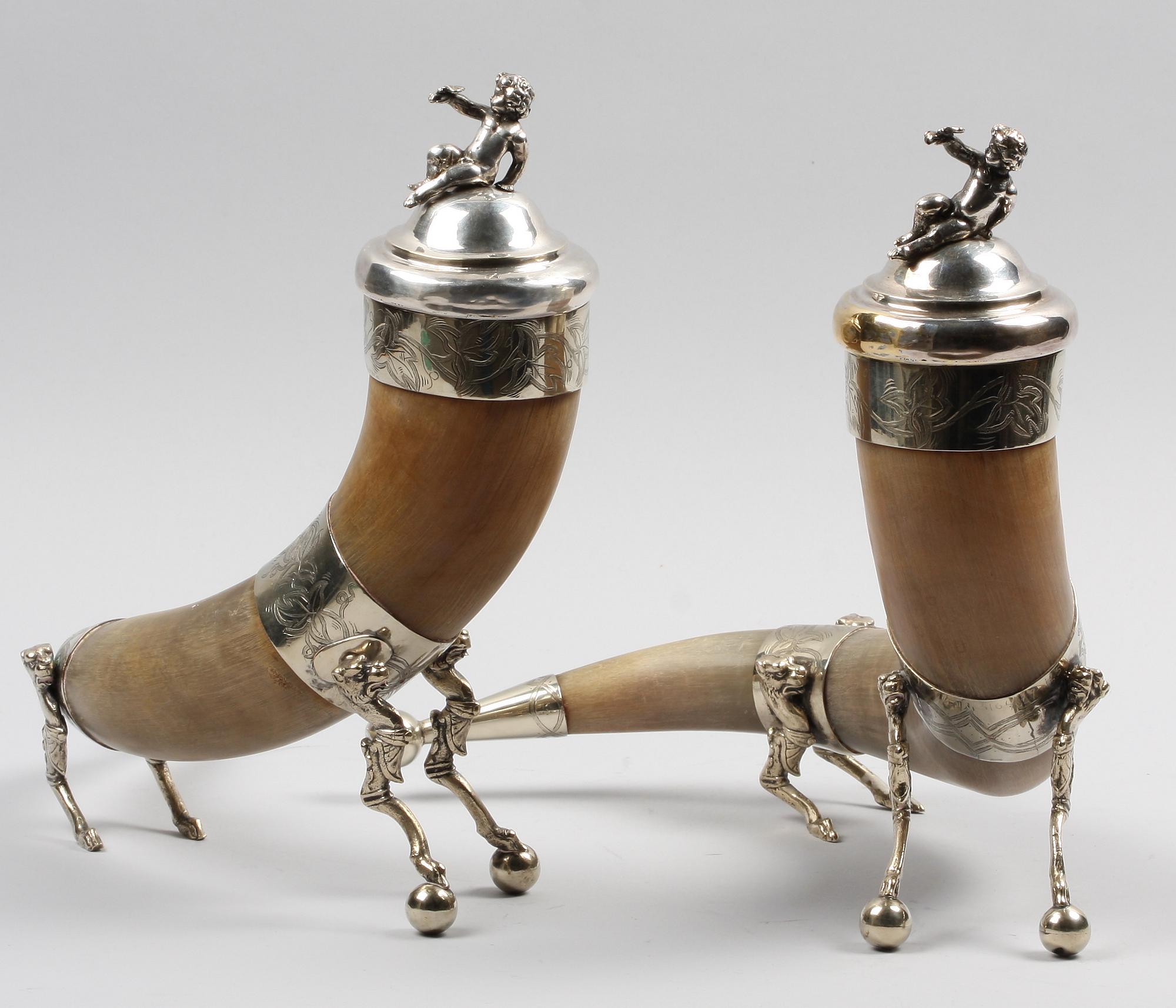DRYCKESHORN, ett par, horn samt nysilver. 1800-talets slut.
