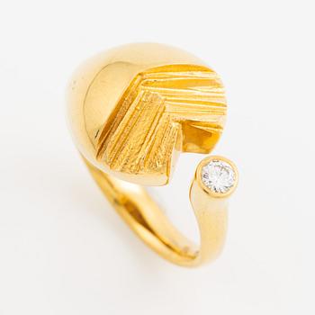 Ring, 18K guld med en rund briljantslipad diamant.