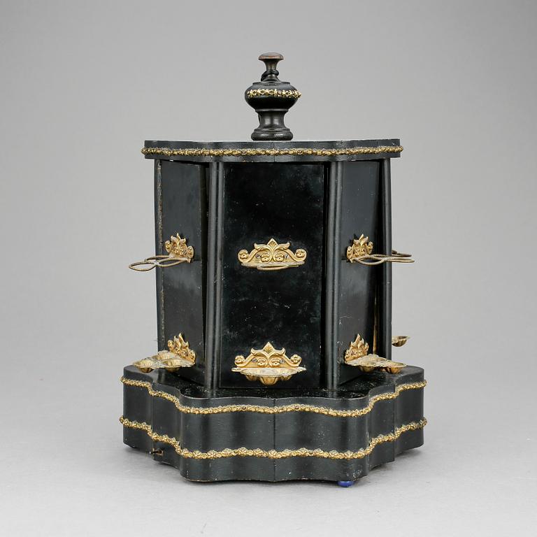 CIGARRHÅLLARE, trä och gulmetall. 1900-talets början.