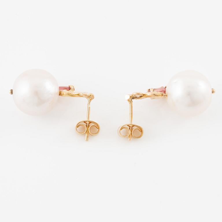 Earrings, Mandelstam, 18K gold with cultured freshwater pearls, pink tourmalines, and brilliant-cut diamonds.