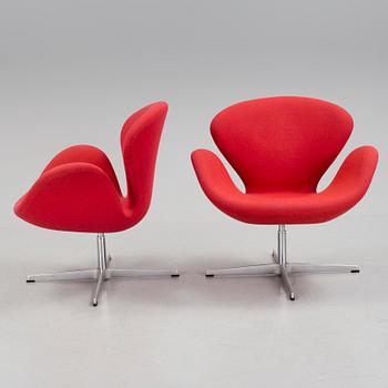 A pair of "Svanen" lounge chairs by Arne Jacobsen.