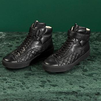 A pair of SNEAKERS by CHANEL, size 39.