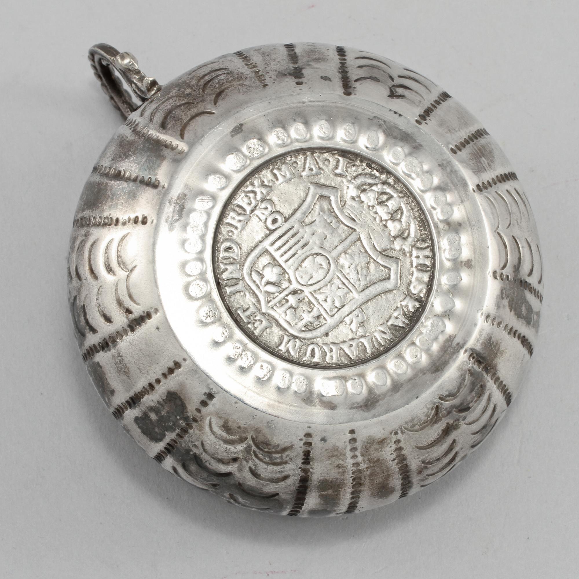 KOPP MED HÄNKEL, trol Spanien, 1800-tal. Vikt 60 g.