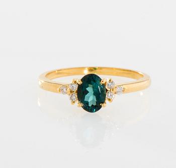RING, 18K guld, grön turmalin, sex små diamanter, totalt ca 0,10 ct. Vikt 2,8 g.