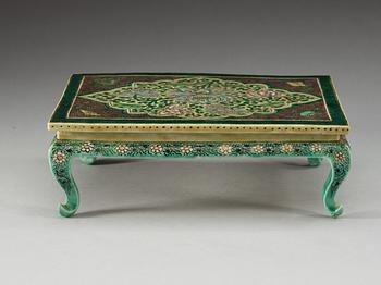 BORDSSTÄLL, porslin. Qing dynastin, Kangxi (1662-1722).