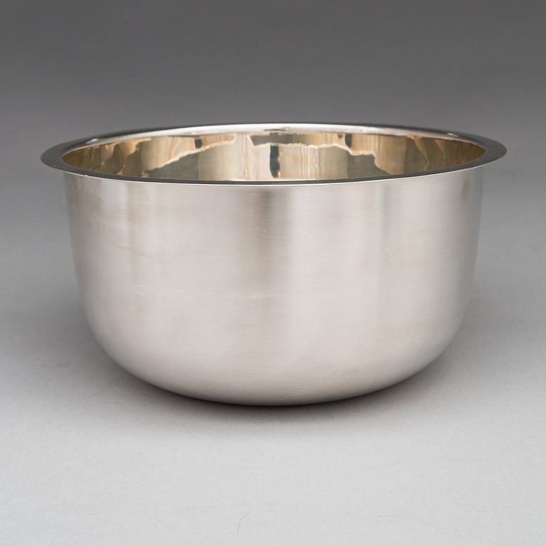 Pekka Piekäinen, A silver punch bowl with ladle and six beakers, marked PP, Auran Kultaseppä, Turku 1975-76.