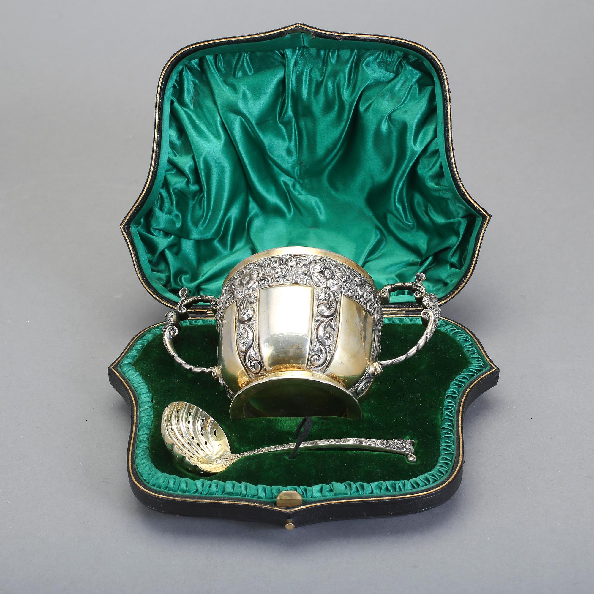 SOCKERSKÅL MED STRÖARE, silver, London, 1897, James Wakely & Frank Clarke Wheeler. Tot vikt (exkl etui) 240 gram.