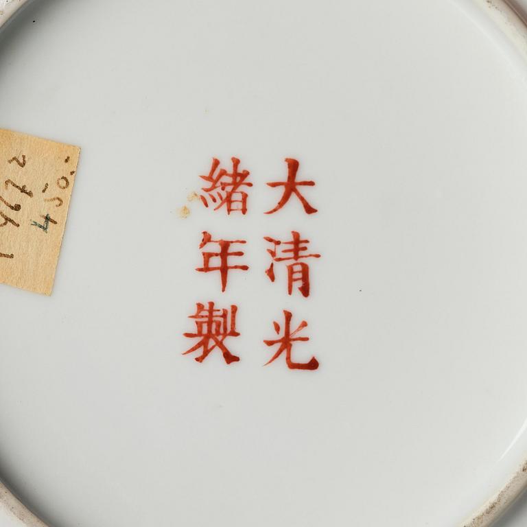 A pair of dishes, late Qing dynasty/early 20th century with Guangxu mark.