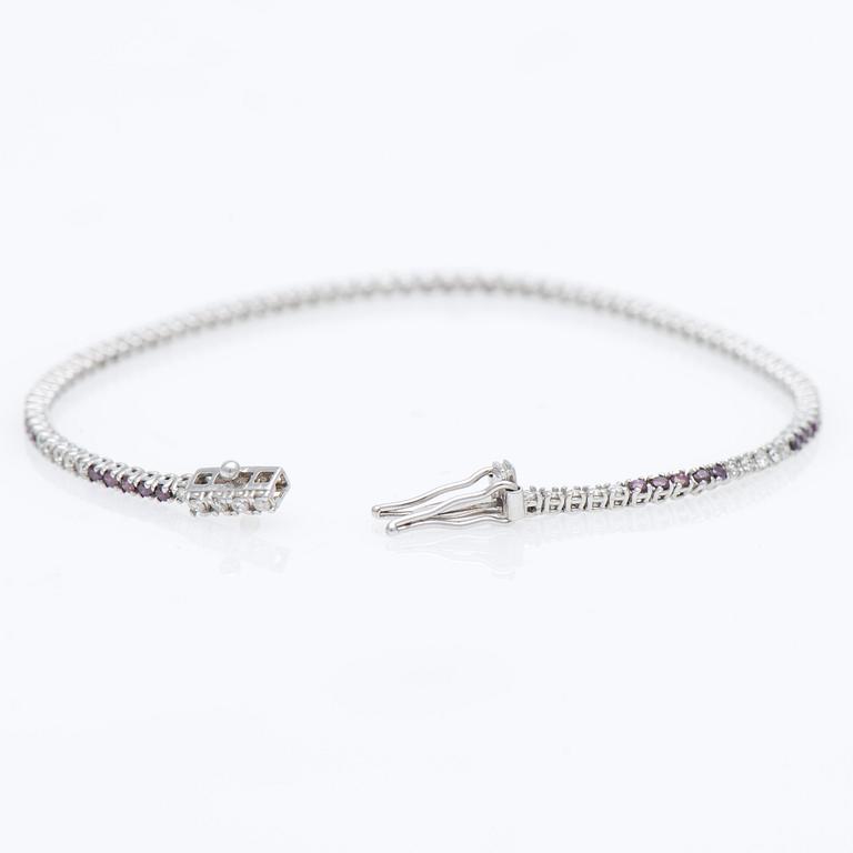 ARMBAND, briljantslipade färglösa och behandlade lila diamanter, 18K vitguld.