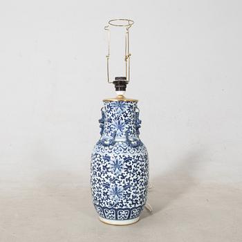 Bordslampa Kina 1900-tal porslin.