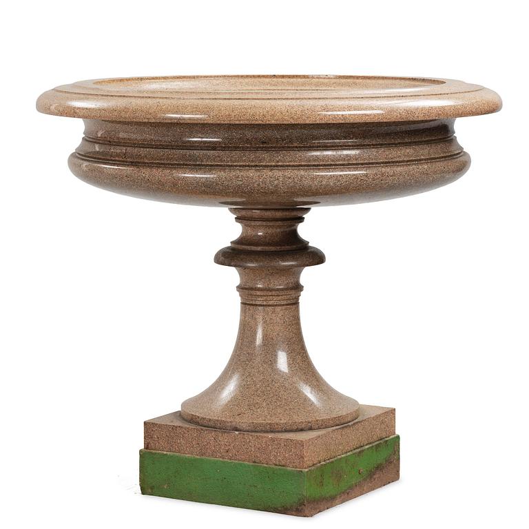 A massive Gardenurn, red Bohus granite, made circa 1905. Empire style.