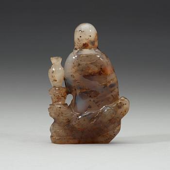 An agate figure of Guanyin, late Qing dynasty (1644-1912).