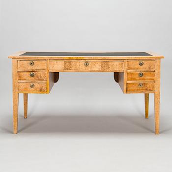 Skrivbord, masurbjörkfanerat, 1800-talets slut.