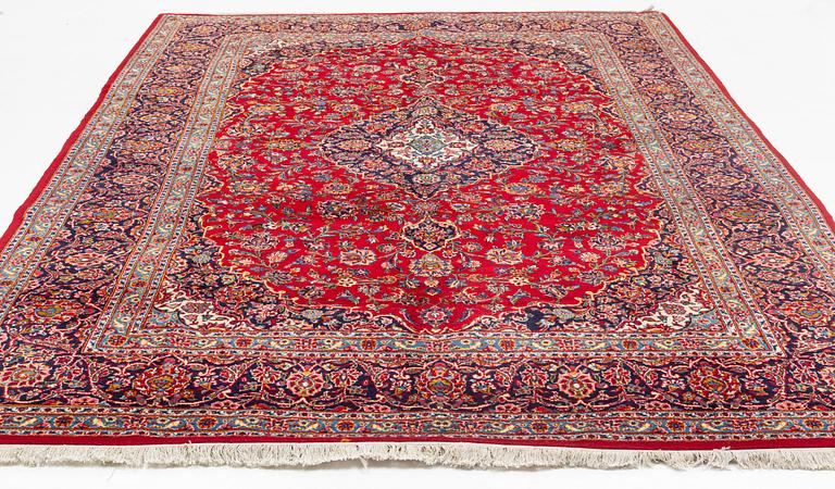 A carpet, Kashan, ca 355 x 245 cm.