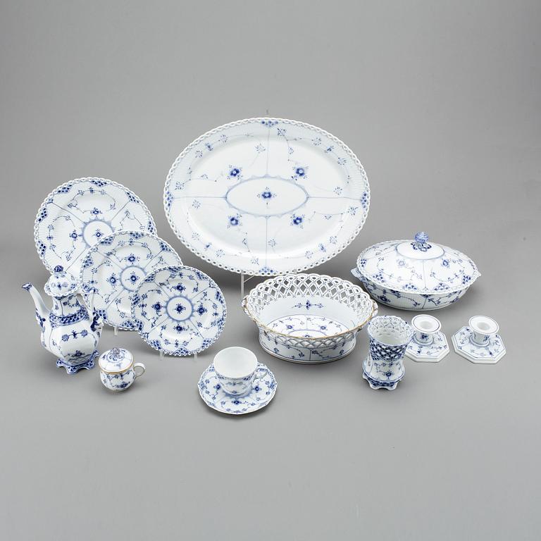 SERVISDELAR, 84 stycken, porslin, Musselmalet, Royal Copenhagen.