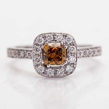 An 18K white gold ring, with a brownish-yellow diamond approximately 0.85 ct and white diamonds. Italy.