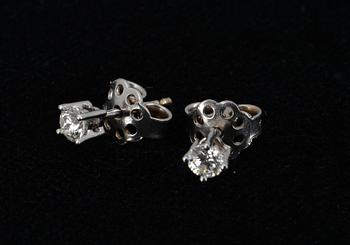 KORVAKORUT, valkokultaa 18K ja briljanttihiontaisia timantteja yht. 0,36 ct. J/VS-SI. Paino 1,4 g. Todistus.