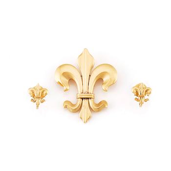 547. Wiwen Nilsson, a fleur de lis brooch and pair of earrings in 18K gold,  Lund 1966 and 1967.