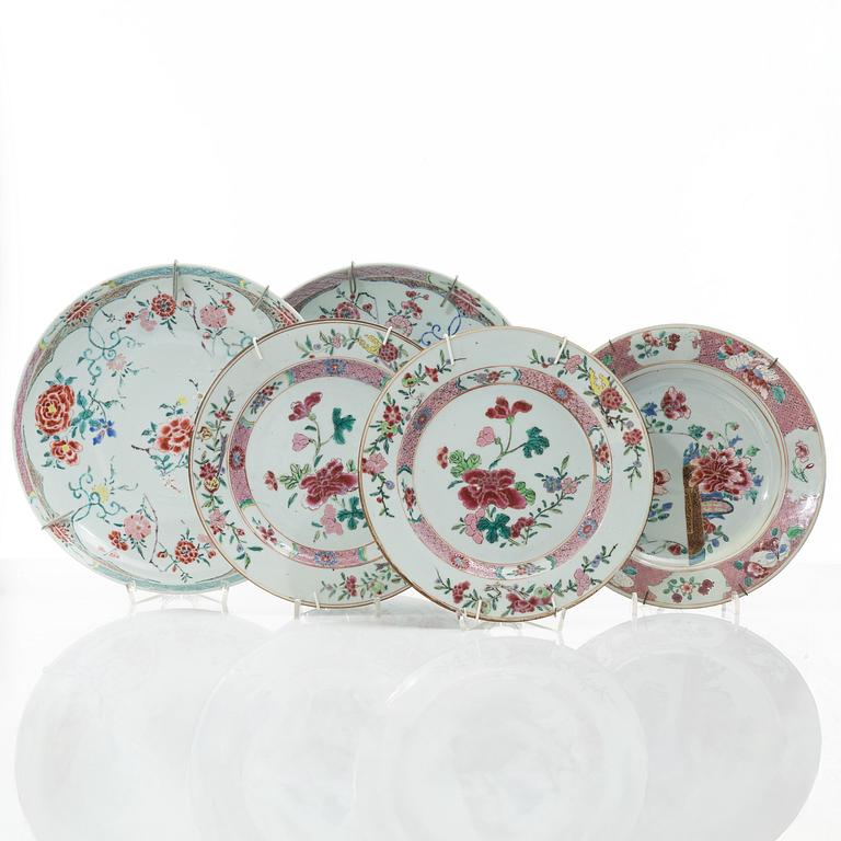 A set of three export porcelain plates and two dishes, Qing dynasty, Qianlong (1736-95).
