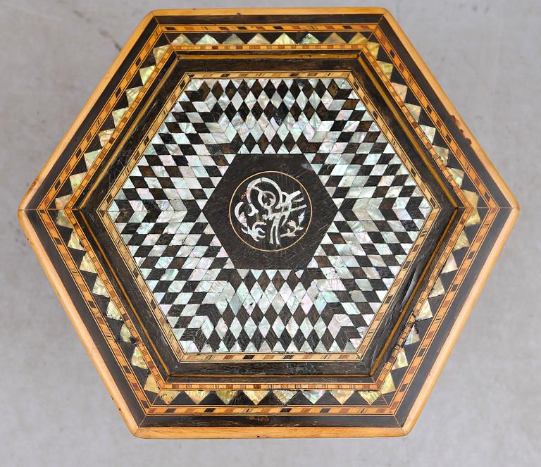 BORD, orientaliskt, 1900-talets mitt.