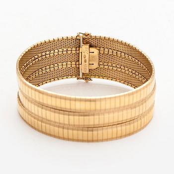 An 18K gold bracelet.