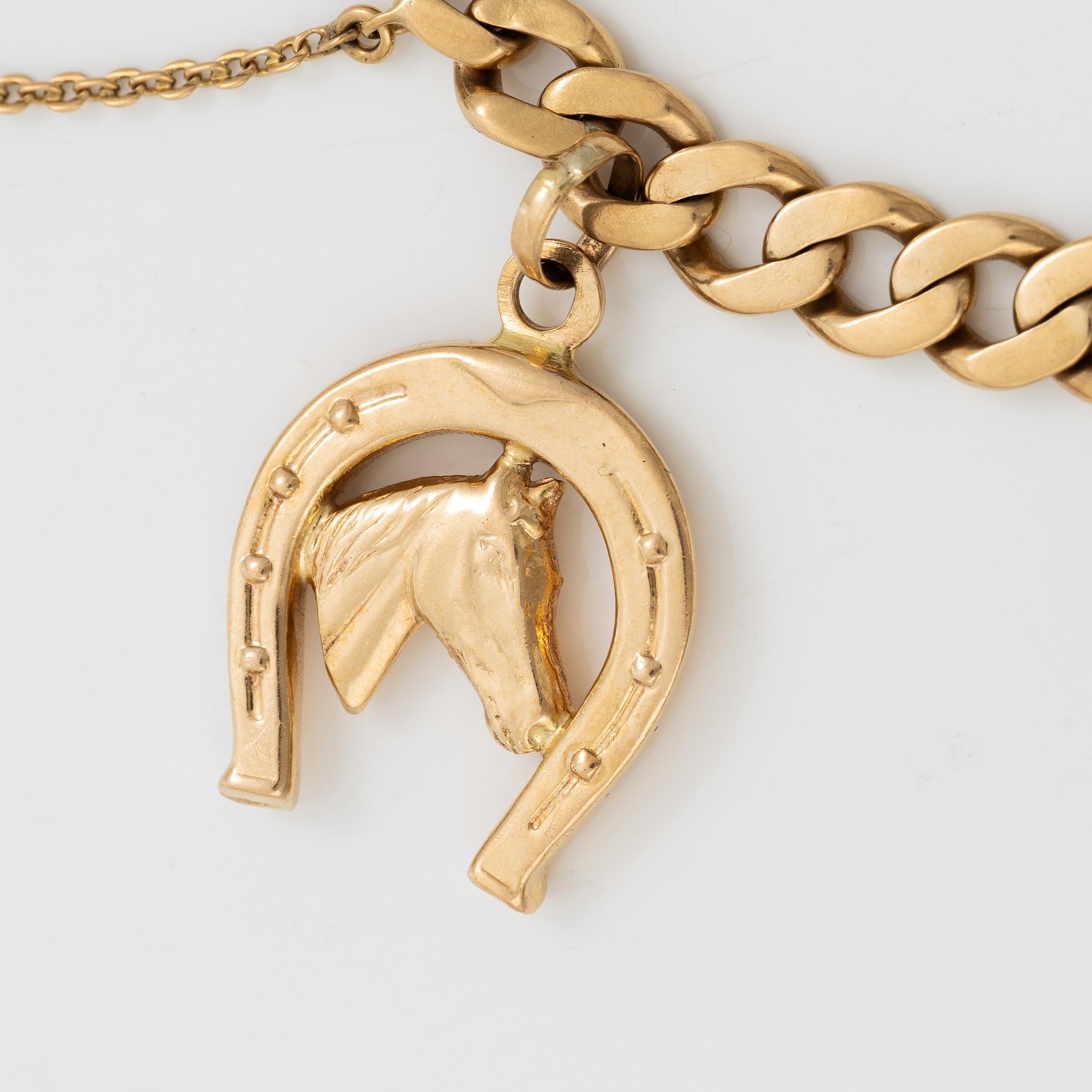 Bracelet 18K gold with charms.