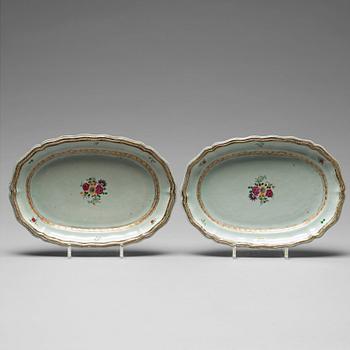 821. A pair of famille rose serving dishes, Qing dynasty, Qianlong (1736-95).