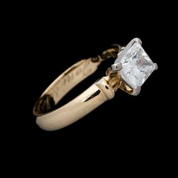 A RING, princess cut diamond, 18K gold. Asko Luukkonen, Helsinki 1998.