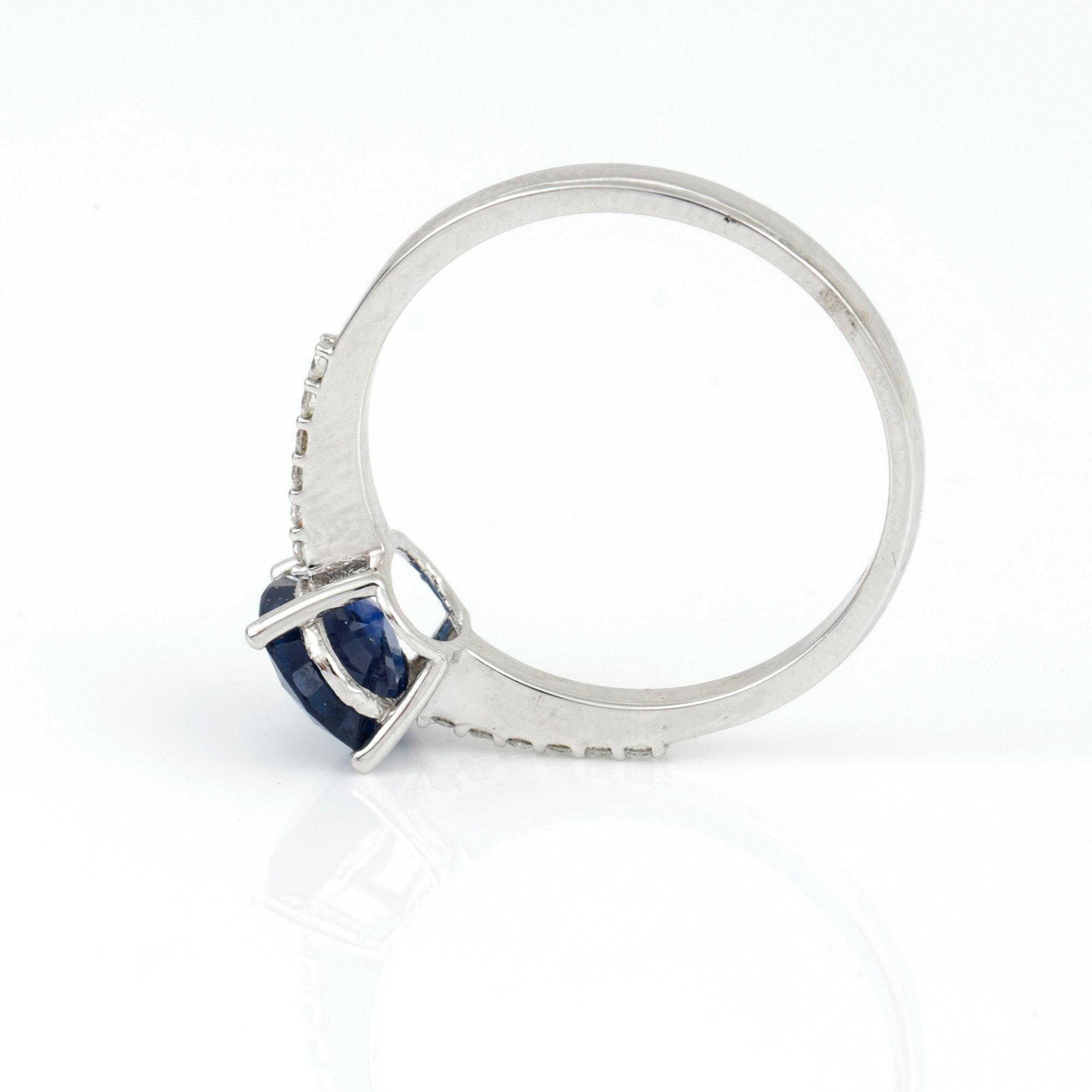 RING, 18K vitguld med ovalslipad safir ca 1,64 ct och briljantslipade diamanter tot ca 0,11 ct. Vikt 2,80 g.