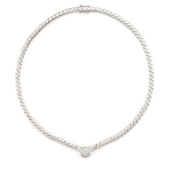 505A. An 18K white gold necklace set with a round brilliant-cut diamond.