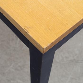 Nirvan Richter, skrivbord, "Multi-O", samt stolar, ett par, Norrgavel.