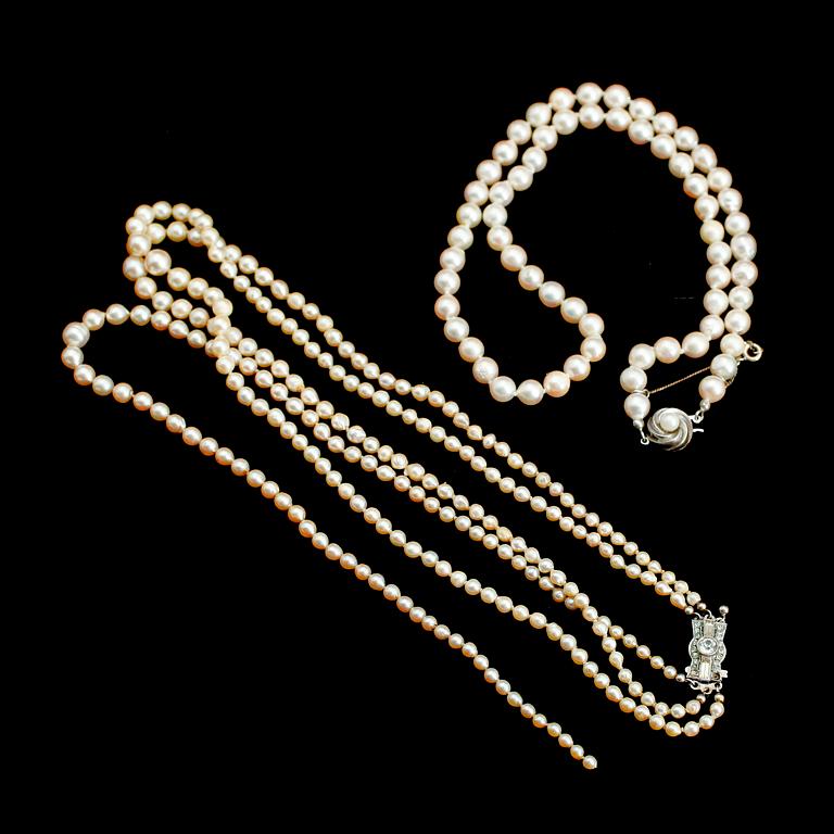 COLLIER, 2 st, odlade pärlor, silverlås, 1900-talets mitt.