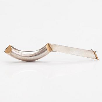 Paula Häiväoja, A sterling silver and gold brooch "Jostakin Alkaen". Pentti Roos/Studio Paula, Helsinki.