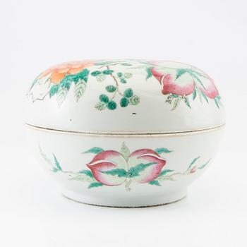 A famille rose peaches and flowers box with cover, late Qing dynasty.